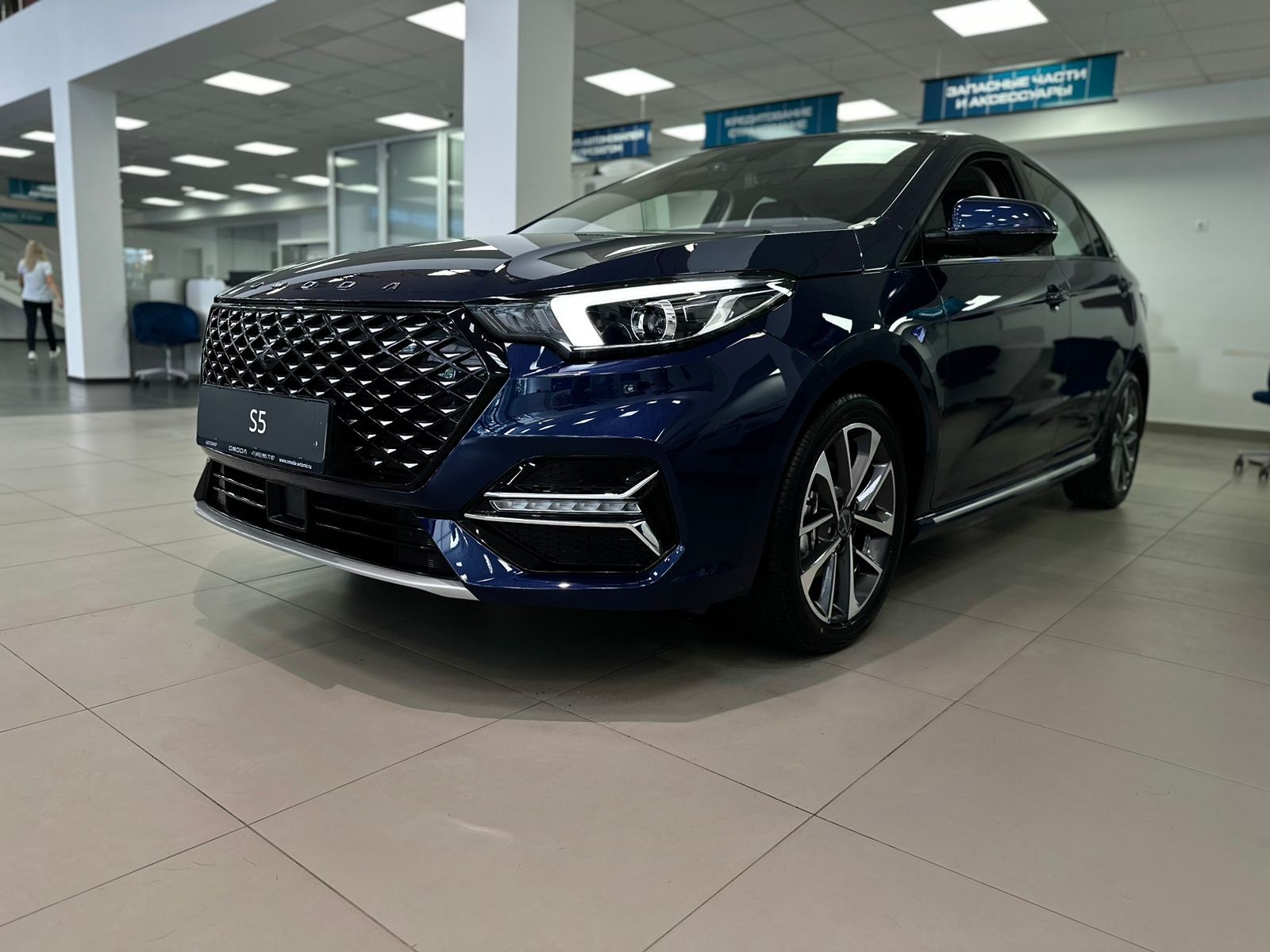 Яркий седан OMODA S5 в наличии в Автомире