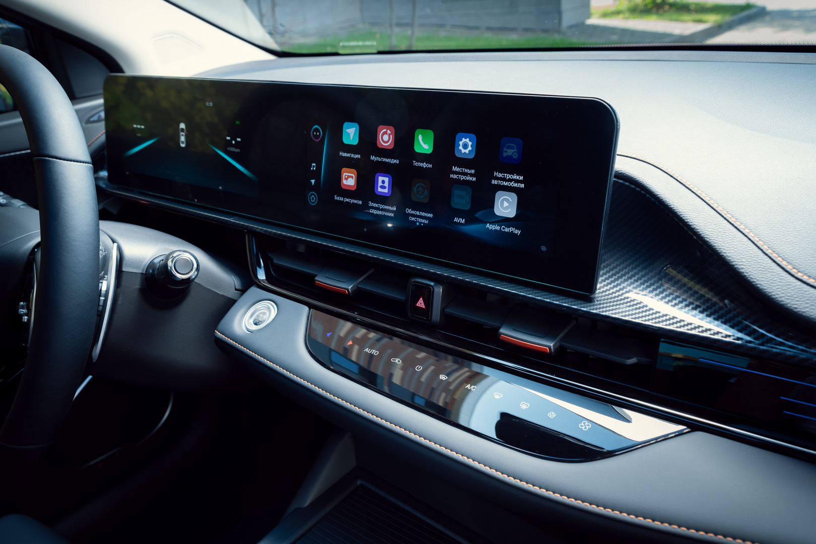 Удобные сервисы из твоего смартфона всегда под рукой с помощью Apple CarPlay и Android Auto на двух сдвоенных экранах высокого разрешения.