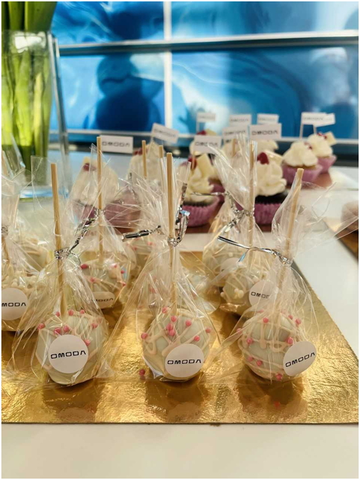 Регинас поздравляет с Международным женским днем