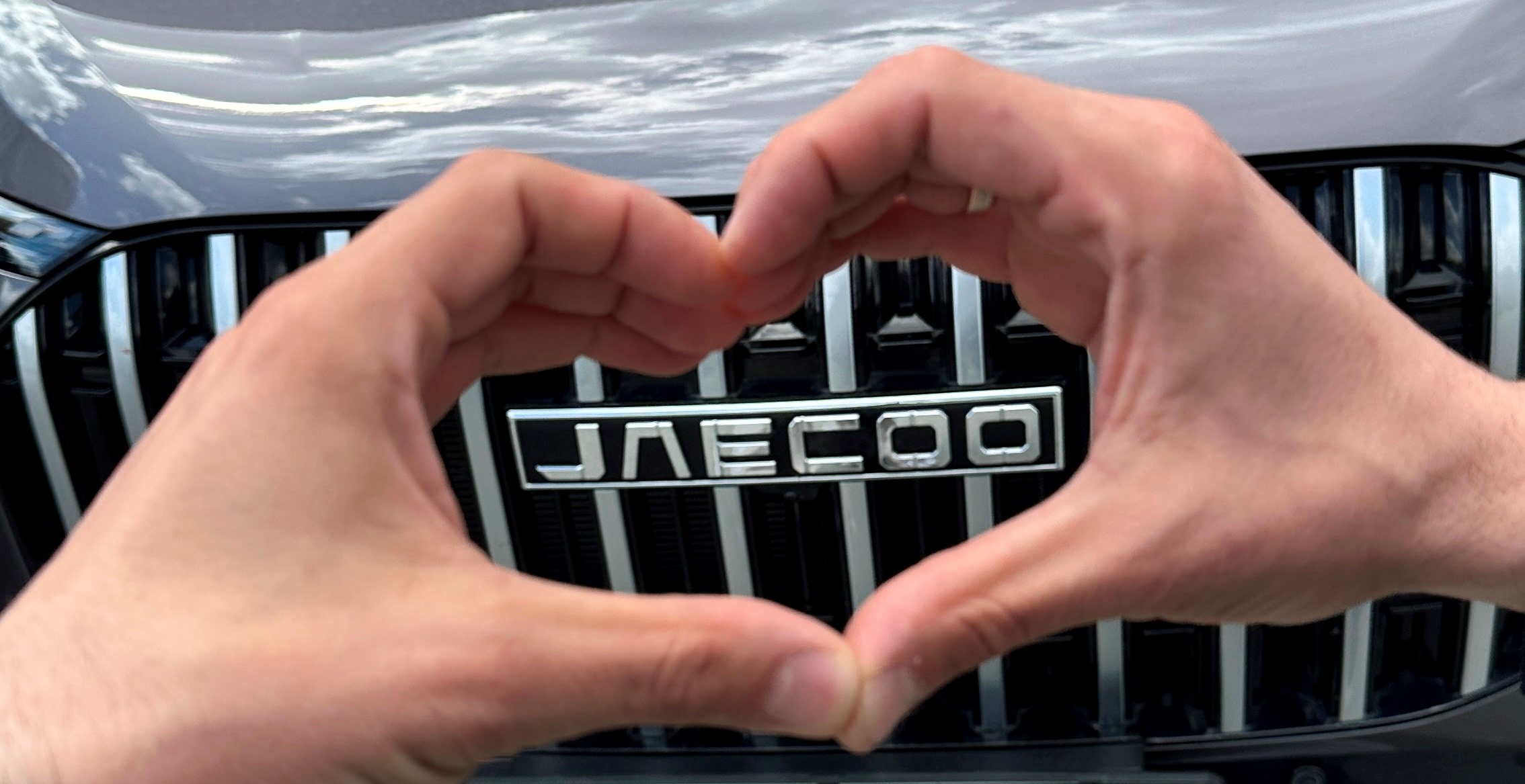 Ведущие утреннего шоу RED на радио «Красная Армия» протестировали кроссовер JAECOO J8 