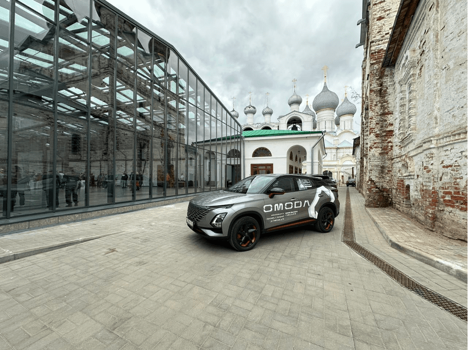 OMODA представила свои автомобили на открытии Бармузея «Васи Ложкина»