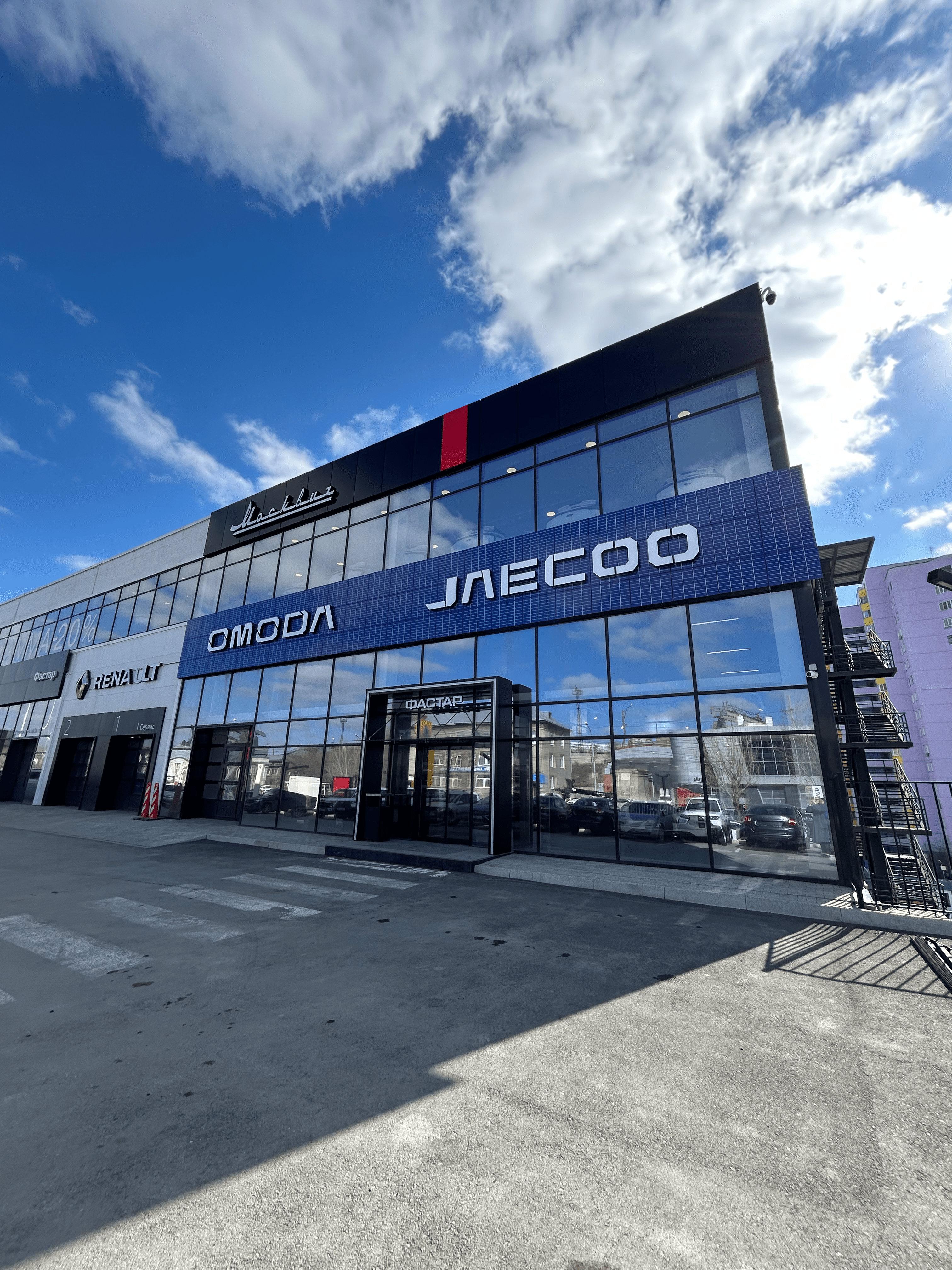 Новый фасад дилерского центра O&J