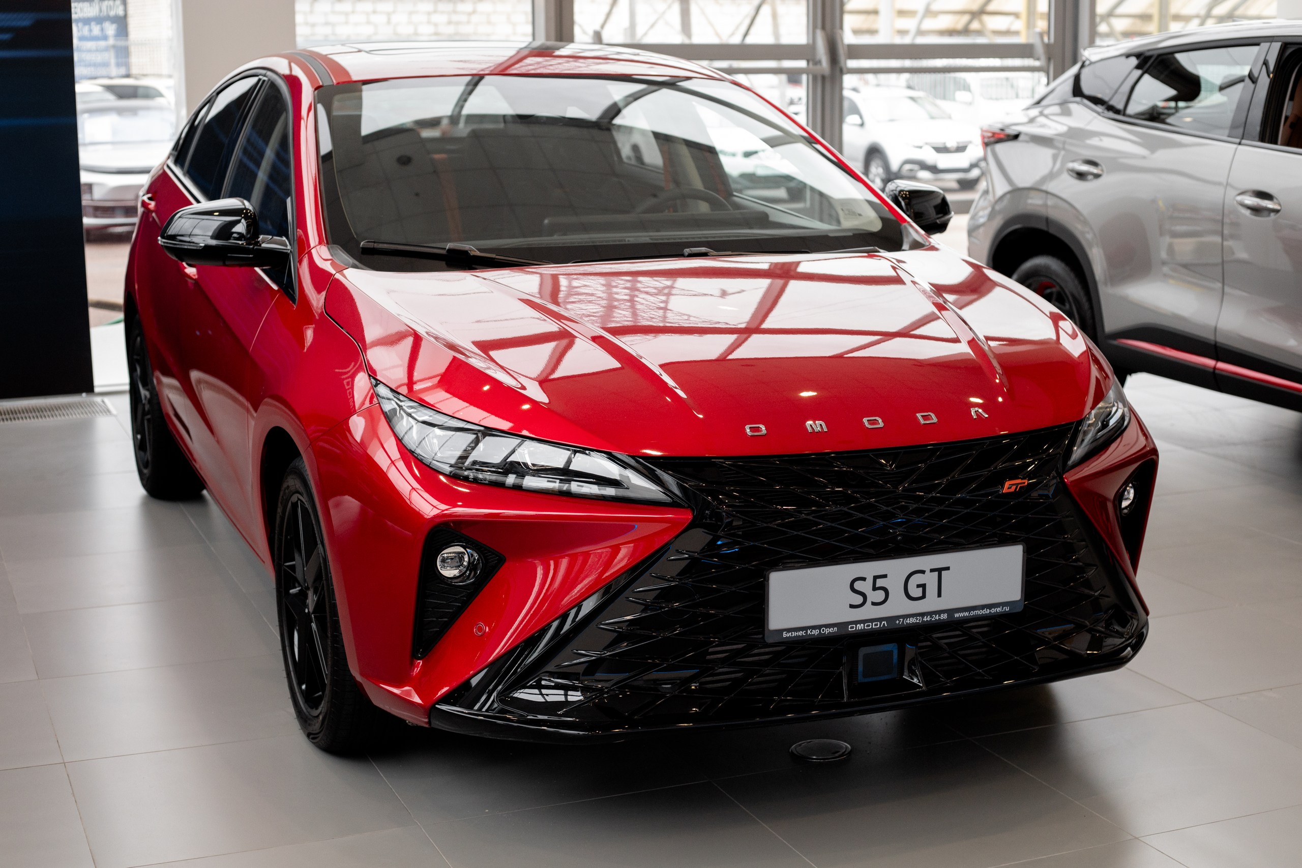 OMODA S5 GT - стильный и динамичный седан, который идеально подходит для любителей активного отдыха в летний период. 