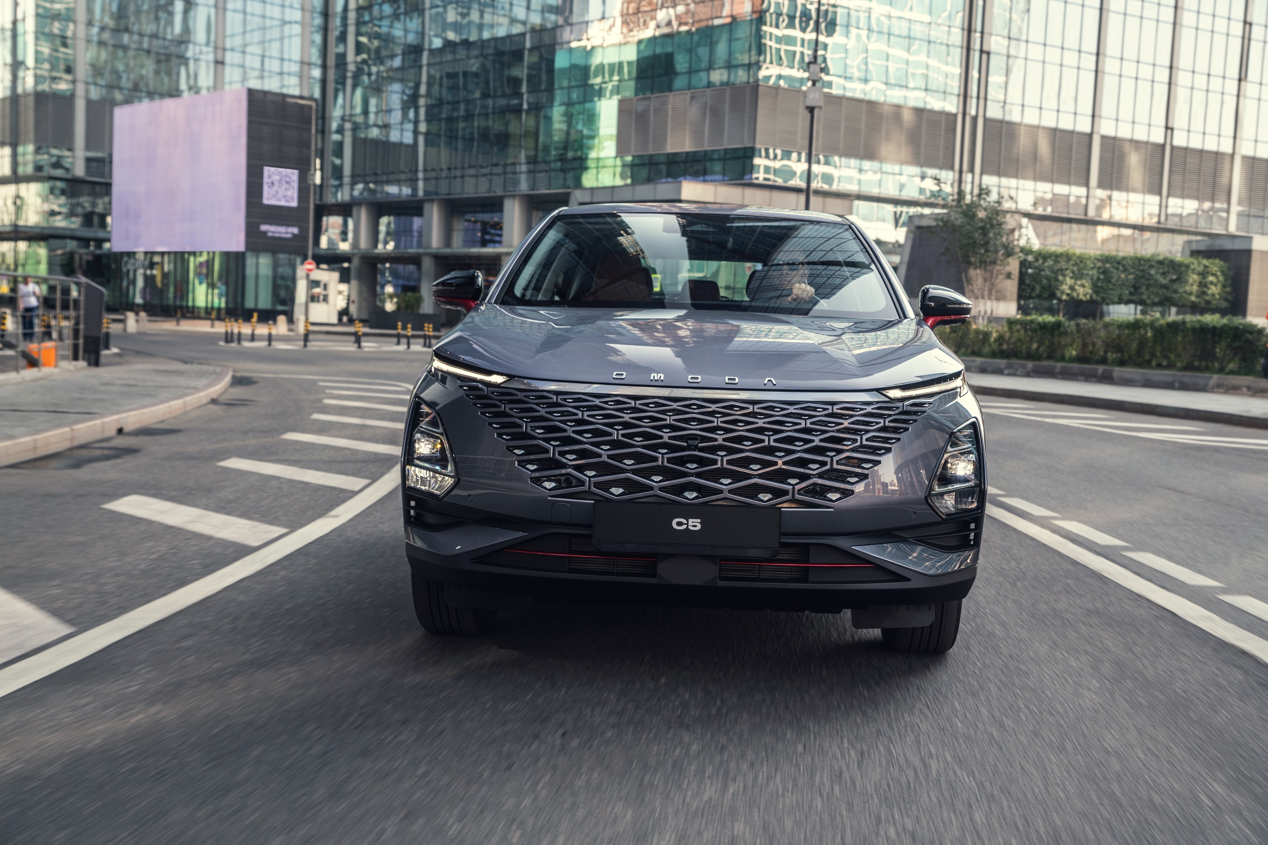 OMODA C5: умный свет для безопасной дороги