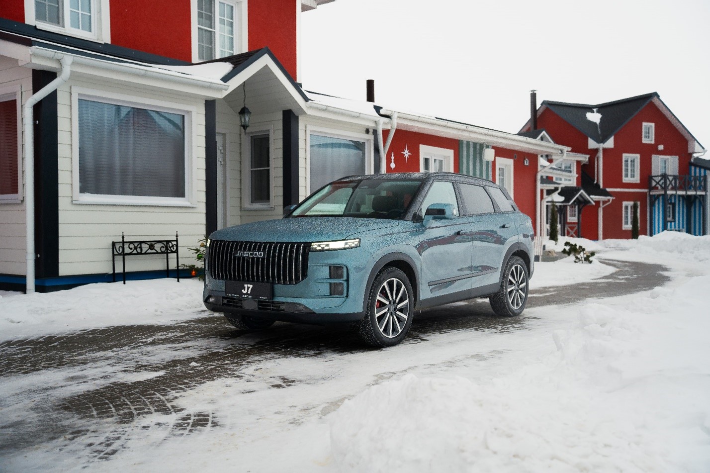 С наступившим похолоданием в рутину всех автомобилистов вошли утренние замерзшие стекла, холодный салон автомобиля и желание никуда не ехать…