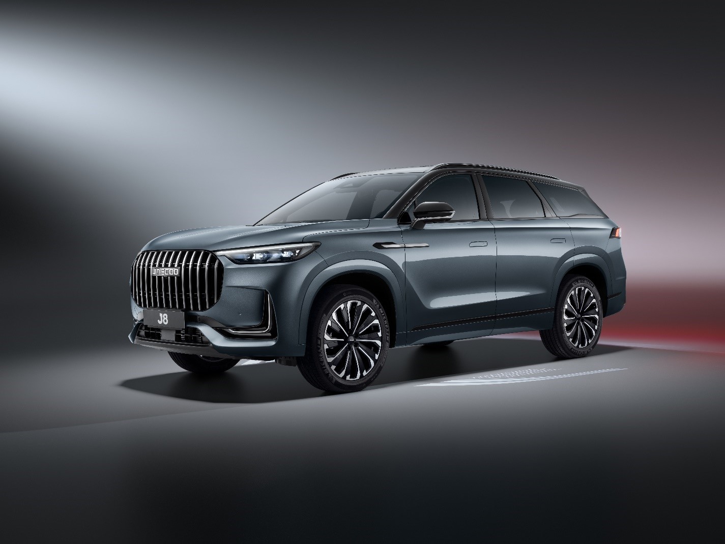 JAECOO J8 — это не просто стильный и технологичный автомобиль, это воплощение комфорта, надежности и престижа. 