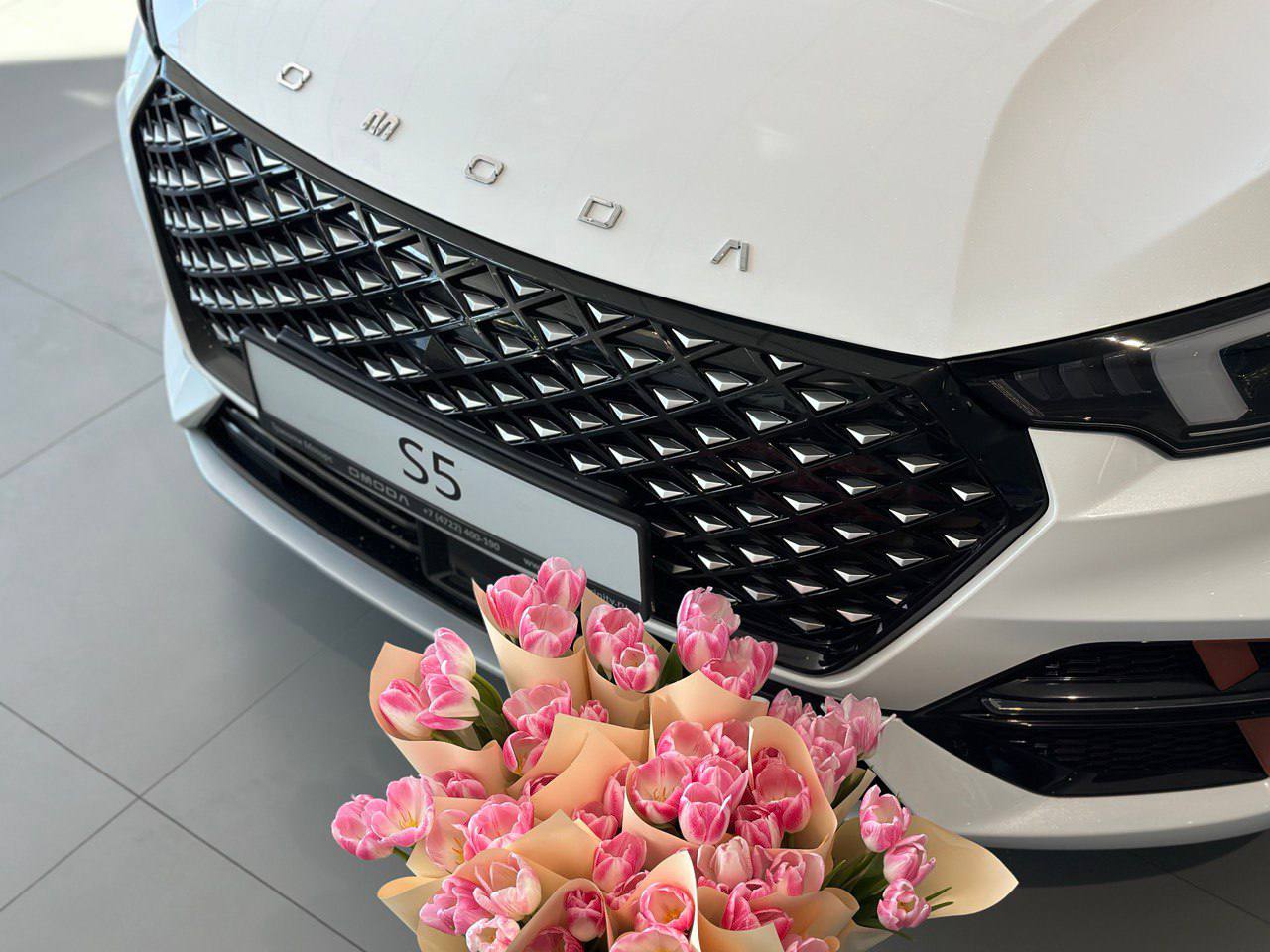 Милые женщины, спешим поздравить вас с Международным женским днем!