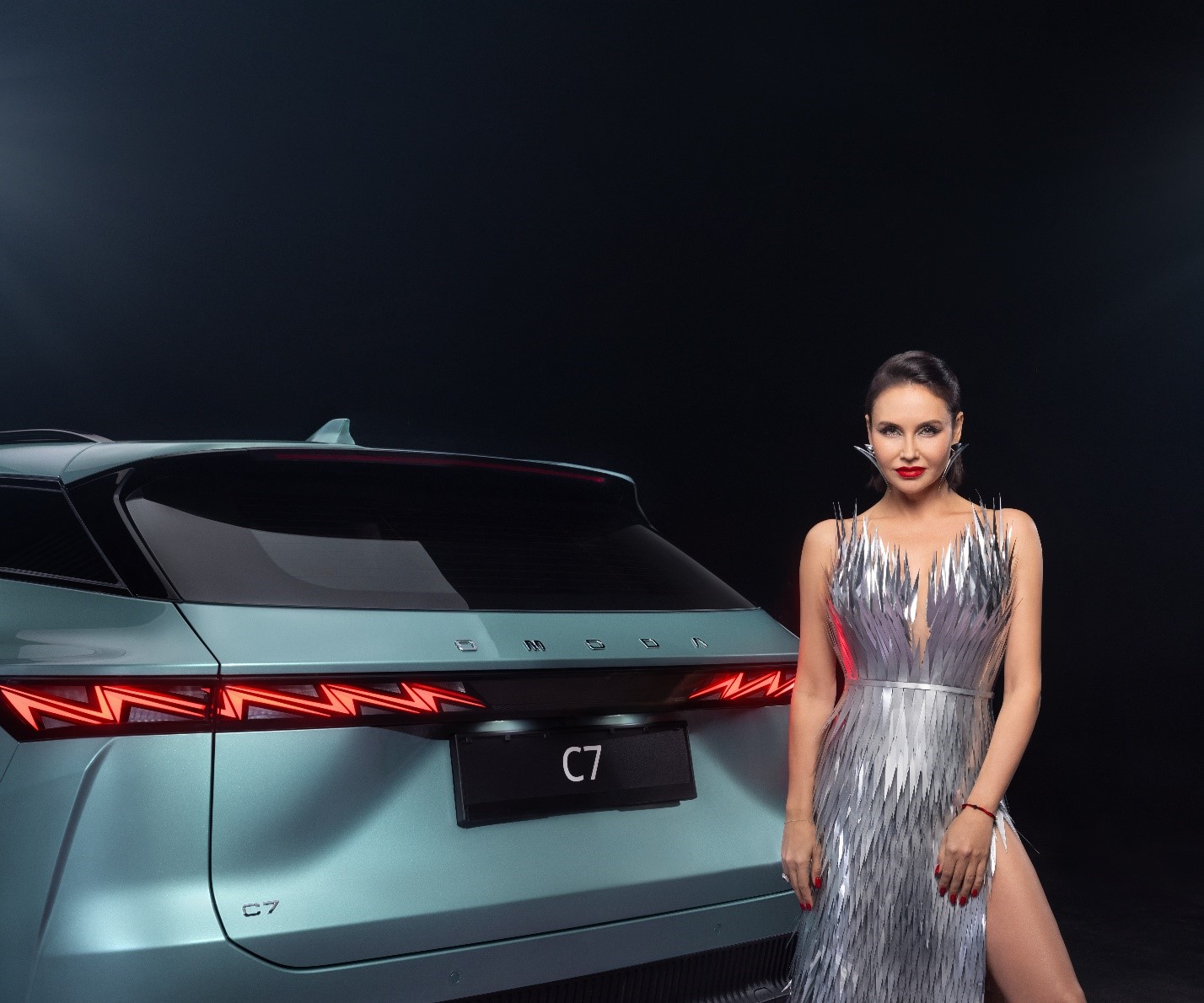 Если и смотреть на OMODA C7 — только в солнцезащитных очках .