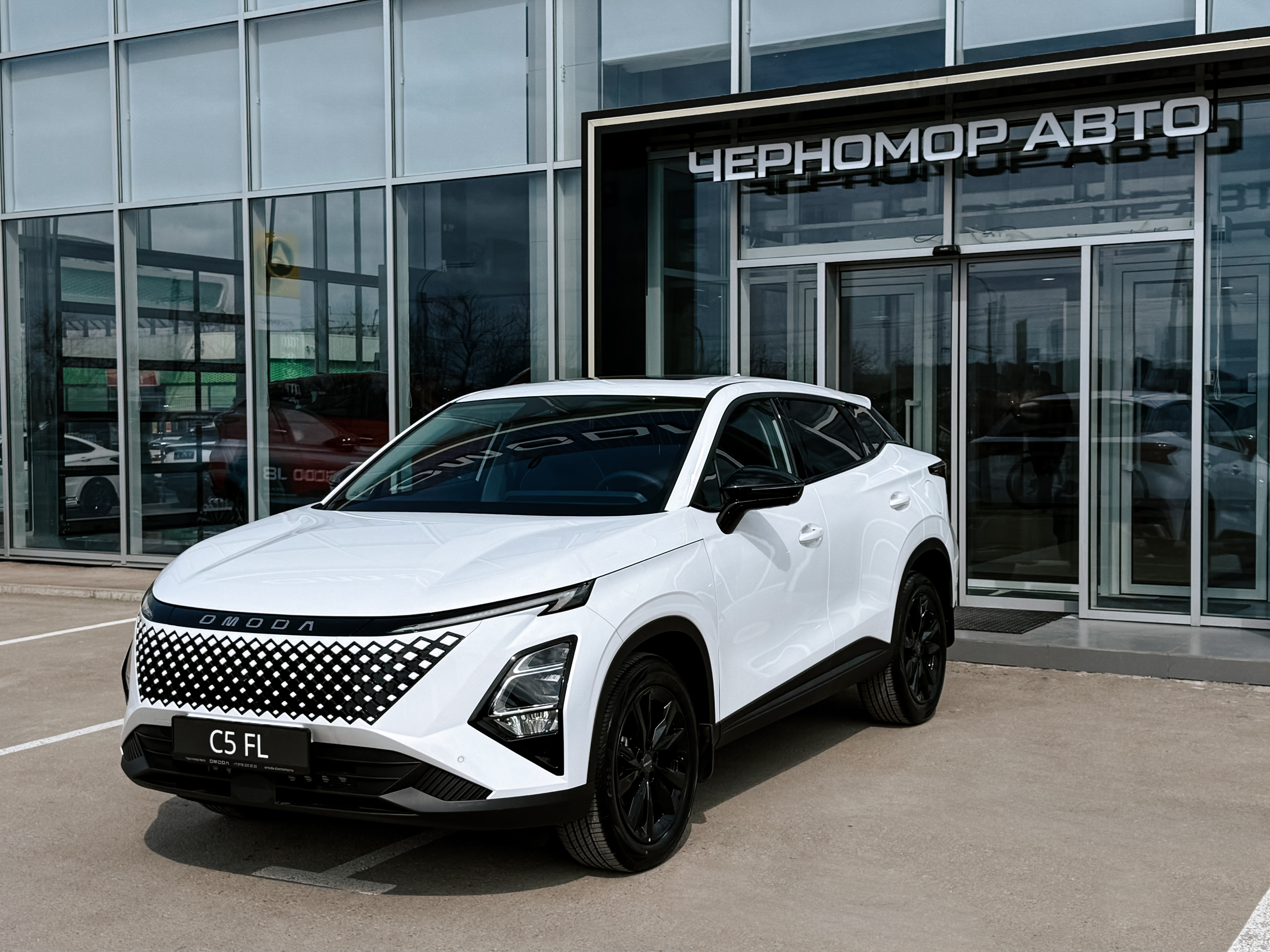 Omoda C5 – это кроссовер, который привлекает внимание своим дизайном, современным оснащением и хорошей динамикой