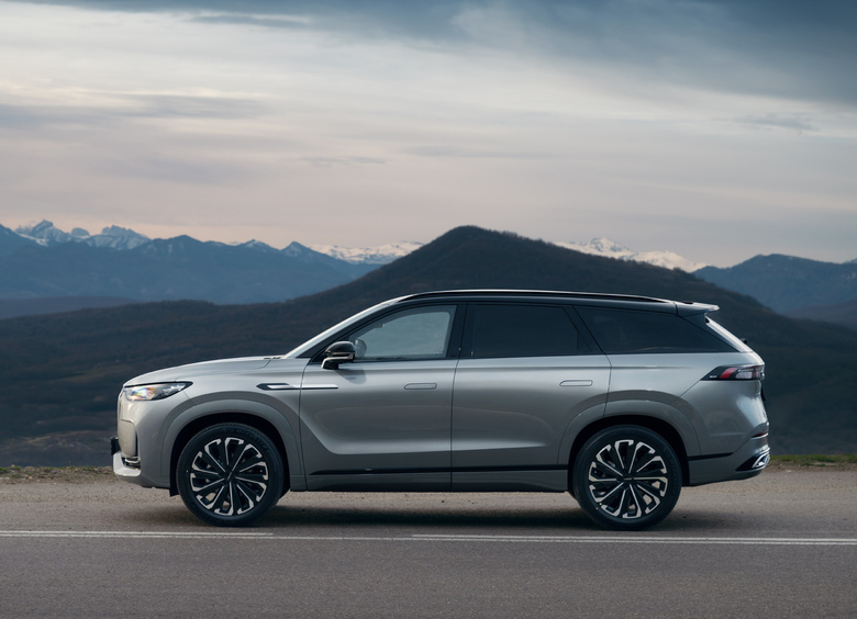 Солидный, мощный и надежный: выбираем среднеразмерный кроссовер в 2025 году